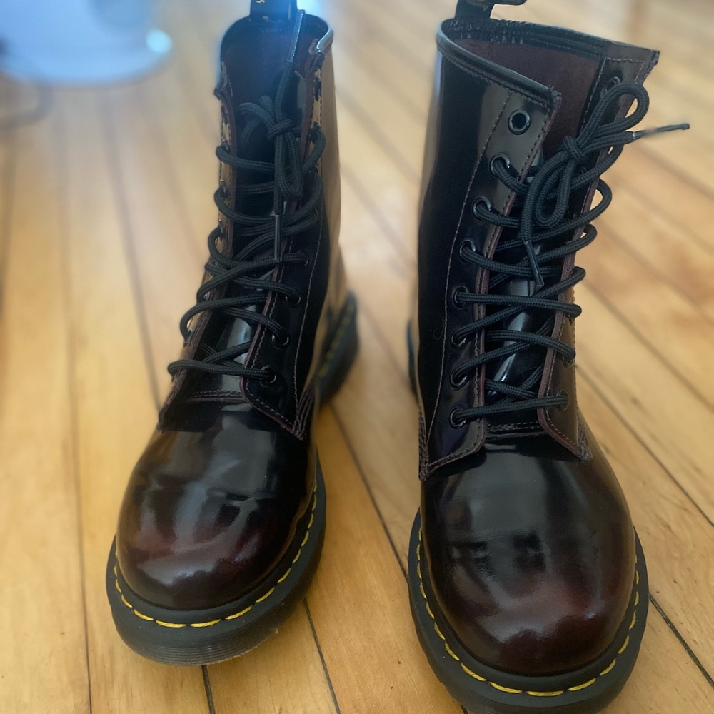 LIKE NEW Dr Martens Women’s Arcadia Cherry Red size 9